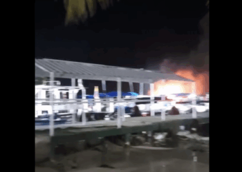 Voraz incendio esta madrugada destruyó embarcación en muelle aledaño a la casa de la cultura esta madrugada.